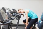 Frau schläft auf Hometrainer frau-schlafend-auf-hometrainer